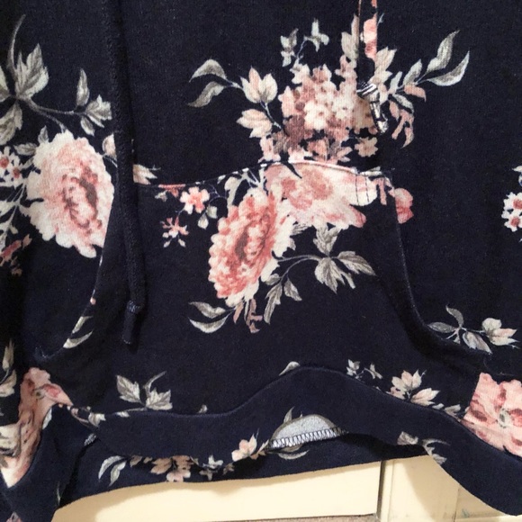 ❗️SOLD Kangaroo Pocket sweater - Picture 2 of 5